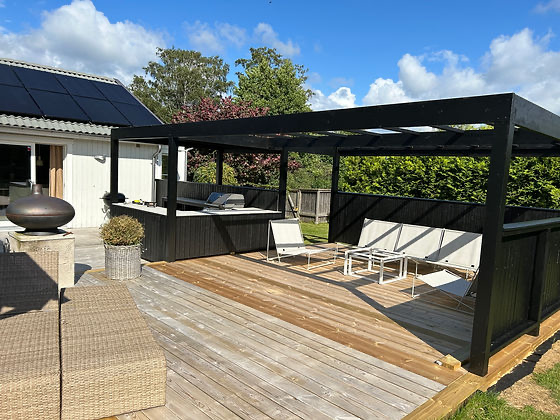 Färdig altan med pergola och sittplatser