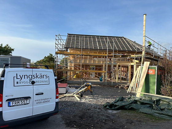 Lyngskärs arbetsbil vid pågående husbygge med ställning